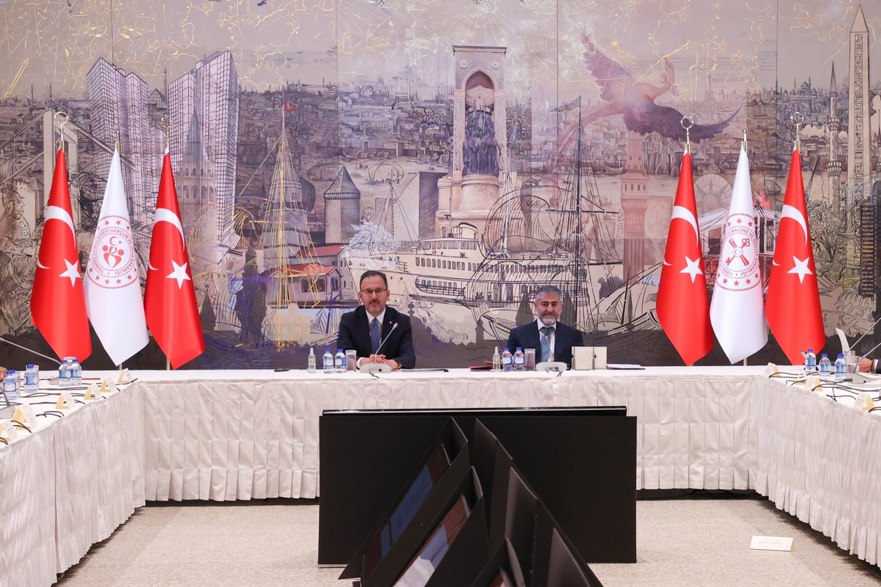 Bakan Nebati'den futbol kulüplerine yönelik açıklama