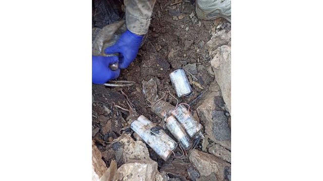 Tunceli'de teröristlerce kullanılan 2 sığınak imha edildi