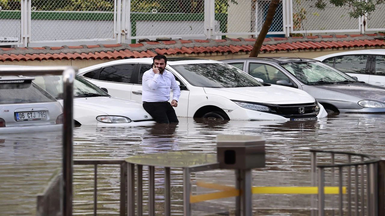 Ankara'da fırtına ve sağanak hayatı felç etti