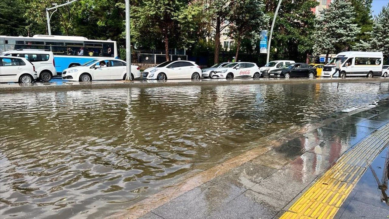 Başkentteki fırtına ve sağanak nedeniyle bir kişi hayatını kaybetti