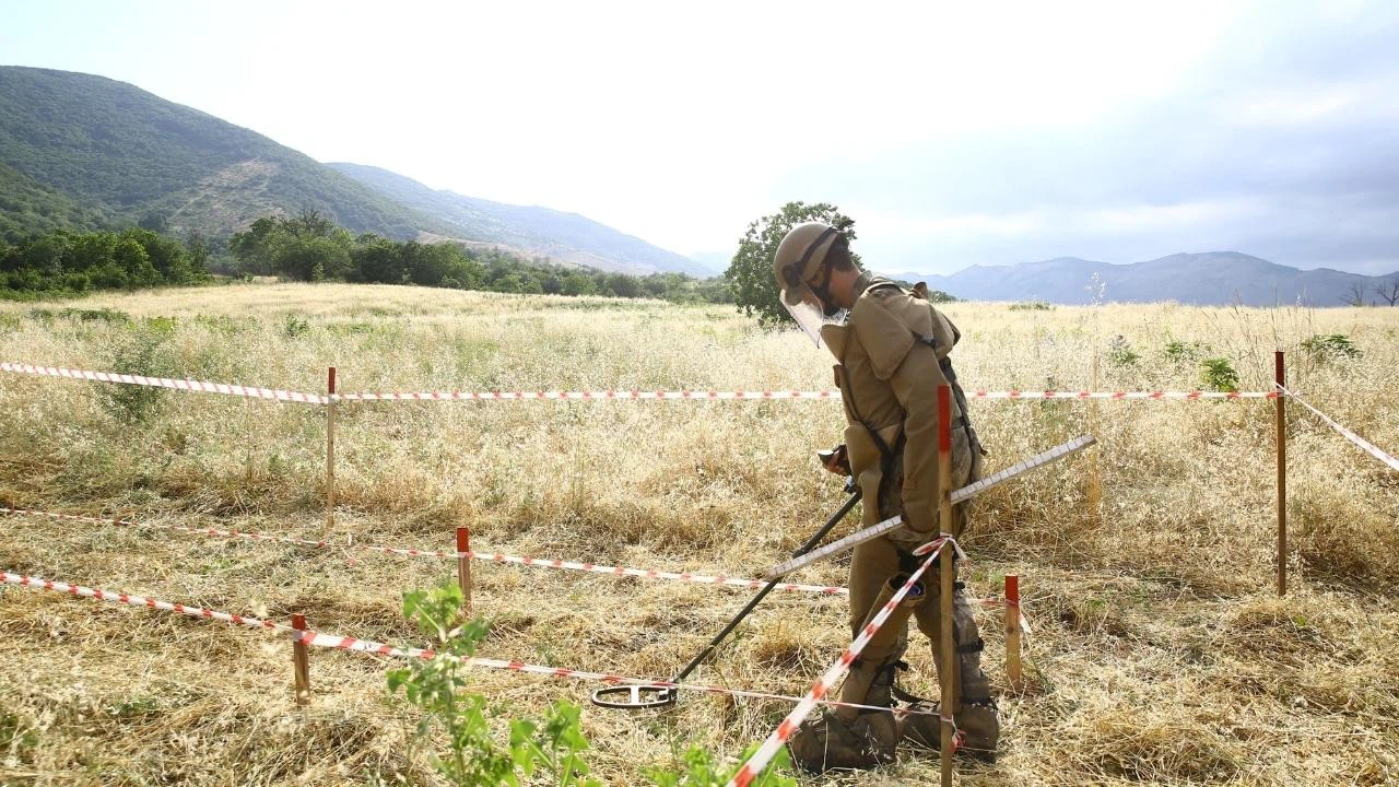 Azerbaycan'ın Laçın bölgesinde Ermeni güçlerce döşenen mayın tarlası bulundu!