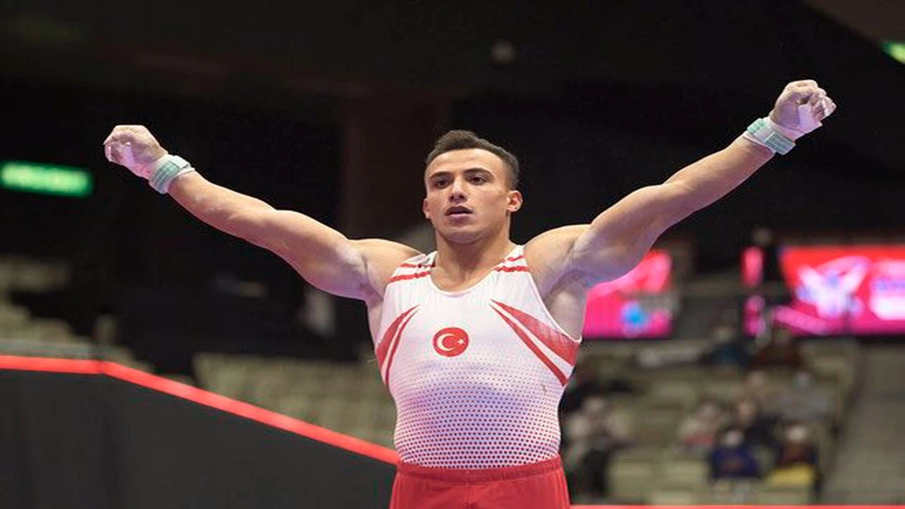 Adem Asil, halka aletinde gümüş madalya kazandı