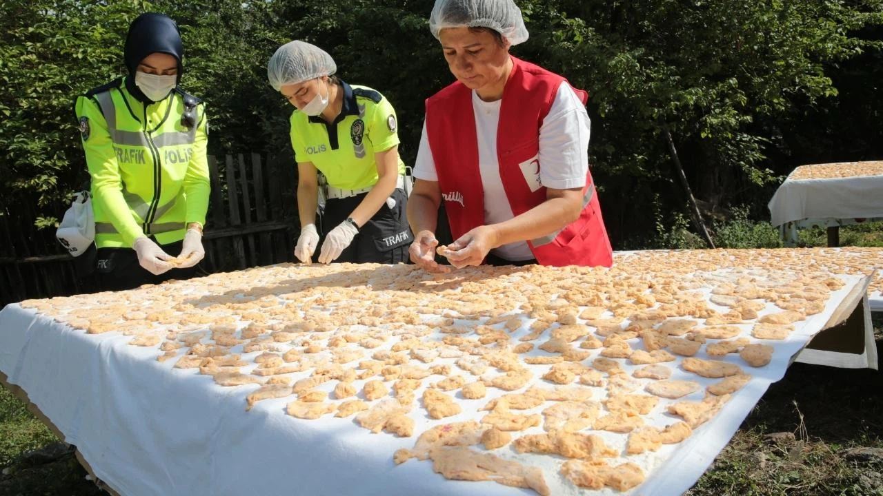 Kadın polisler ve Kızılay personeli ihtiyaç sahiplerine kışlık yiyecek hazırladı!