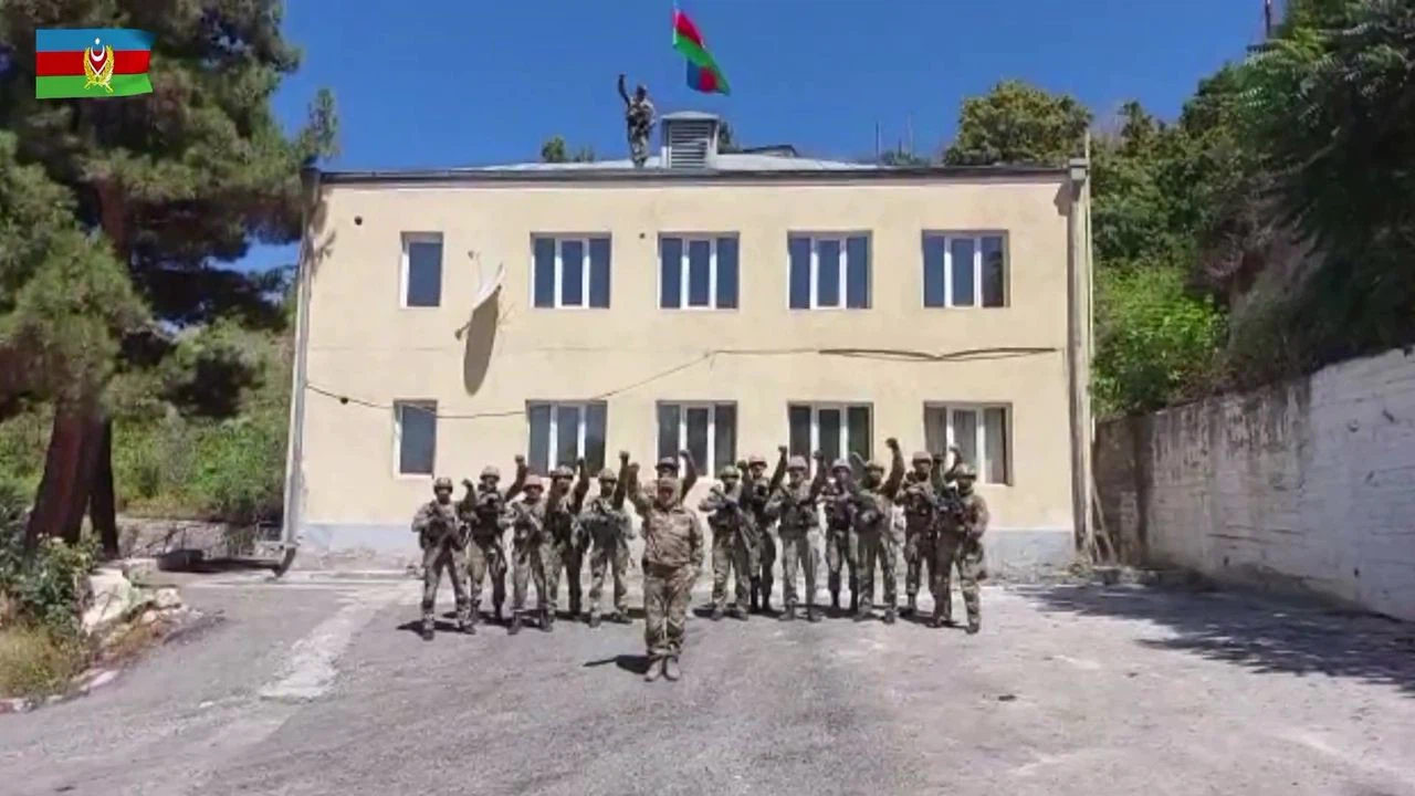 Azerbaycan ordusu kontrol altına aldığı Laçın'da bayrak dalgalandırdı