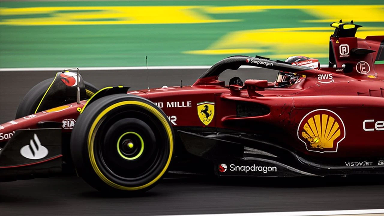 F1 Belçika Grand Prix'sinde 'pole' pozisyonu Carlos Sainz'ın