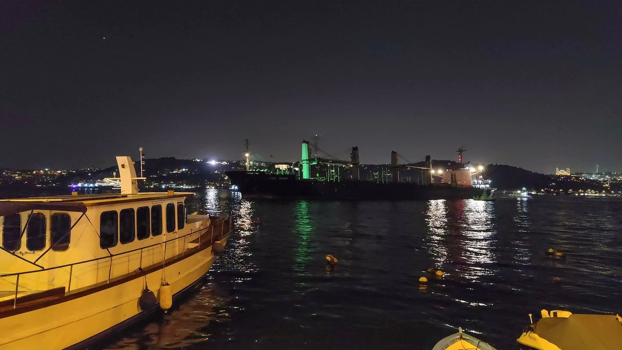 İstanbul Boğazı'nda gemi trafiği askıya alındı