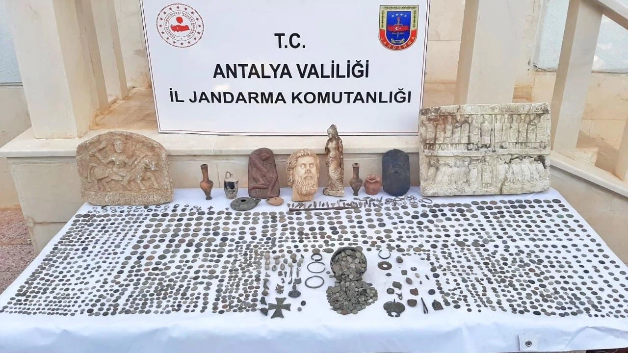Antalya'da 3 bin 331 parça tarihi eser ele geçirildi!