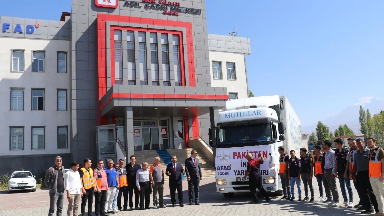 Iğdır'dan Pakistan'a 1 tır yardım gönderildi!