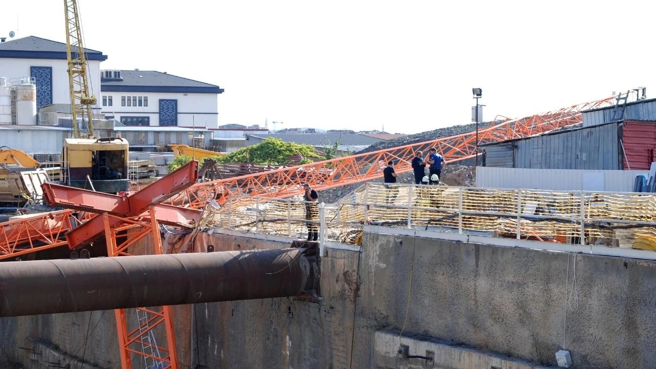 Sancaktepe'de metro inşaatında kule vinci devrildi