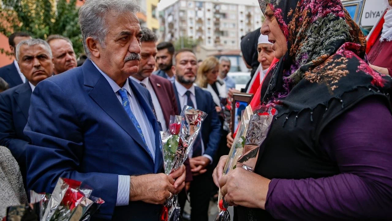 Hayati Yazıcı, Diyarbakır annelerini ziyaret etti: