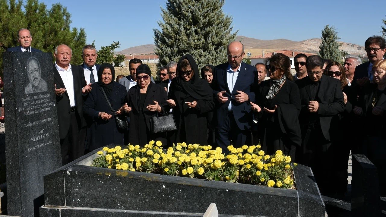 "Bozkırın tezenesi" Neşet Ertaş mezarı başında anıldı