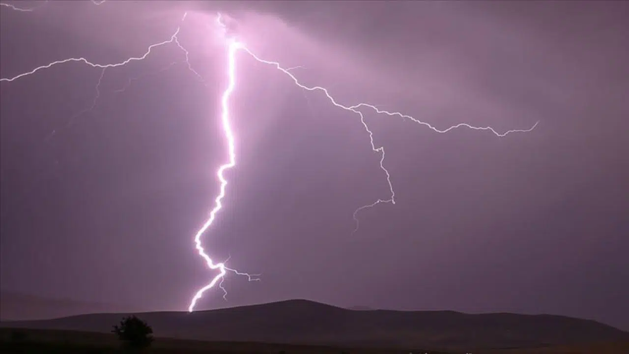 Yıldırımın isabet ettiği 4 evde hasar oluştu