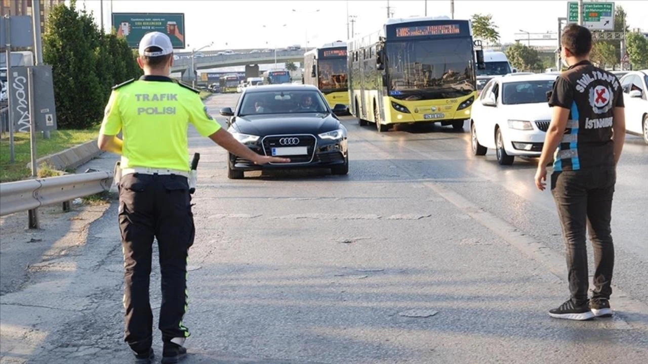 İstanbul'da çakar kullanan servis aracı trafikten men edildi!