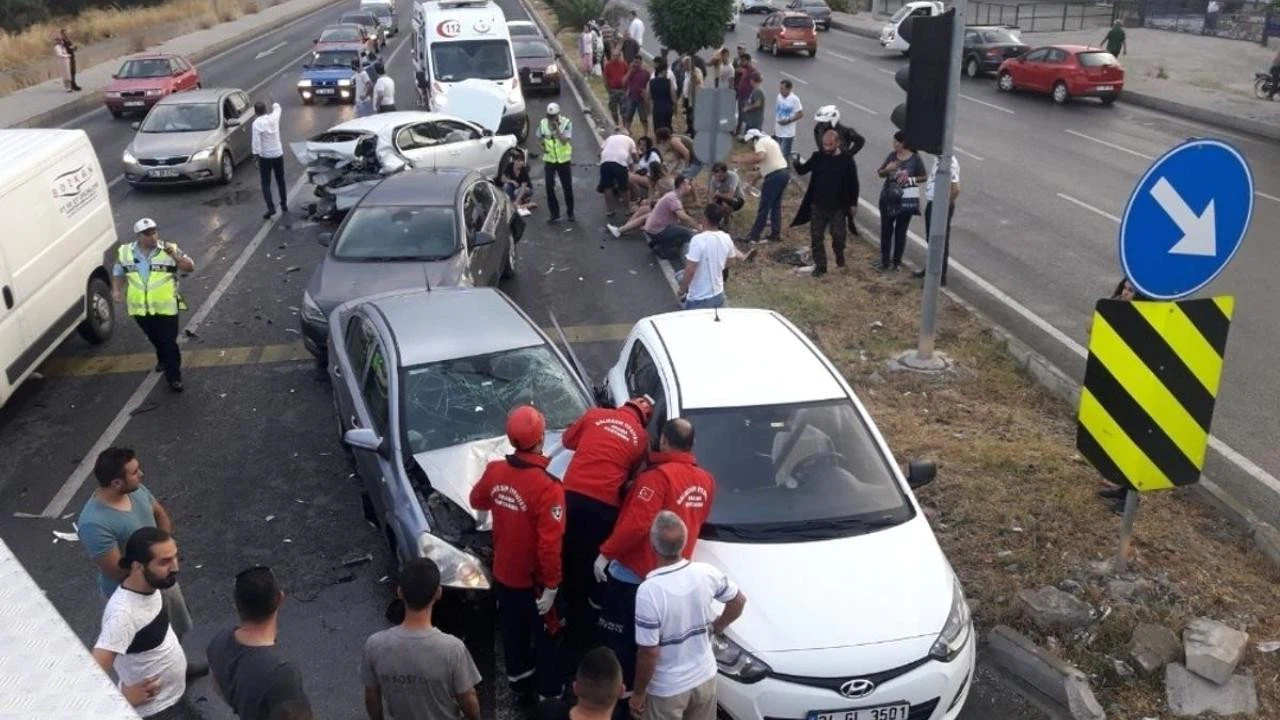 Balıkesir'de zincirleme trafik kazasında 6 kişi yaralandı!