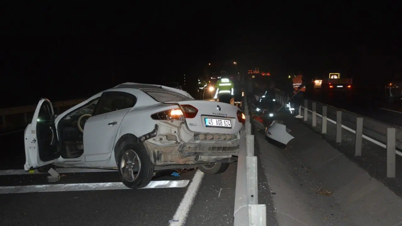 Bariyer ve iki araca çarpan otomobilde 2 kişi öldü