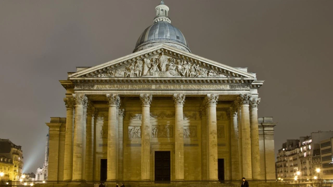 Fransız çevreci Paris'teki tarihi yapı Pantheon'un çatısına çıktı!