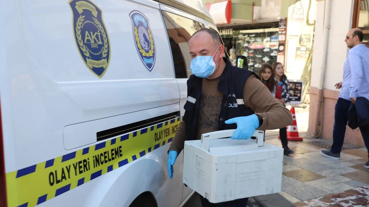 Asit içerikli sıvıyla iki belediye personelini yaralayan kadın yakalandı!