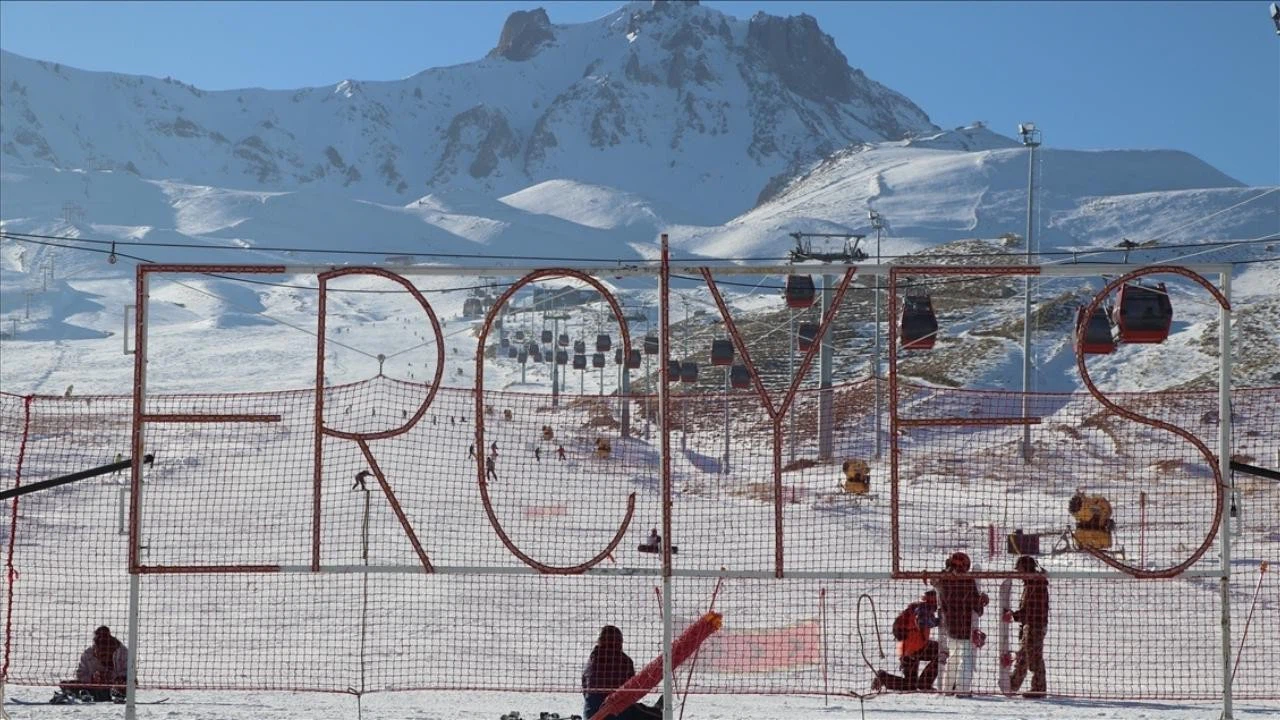 Erciyes Kayak Merkezi'ne kar yağdı!