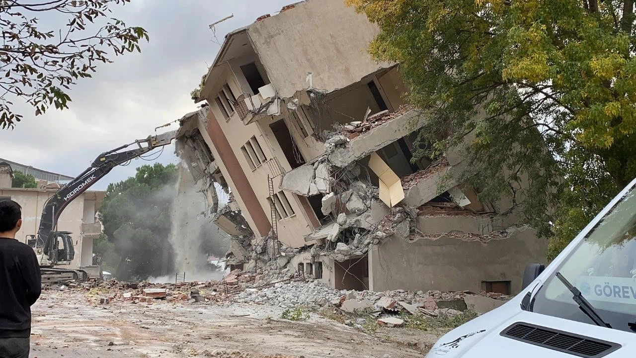 Düzce'de yıkım çalışmaları sürüyor