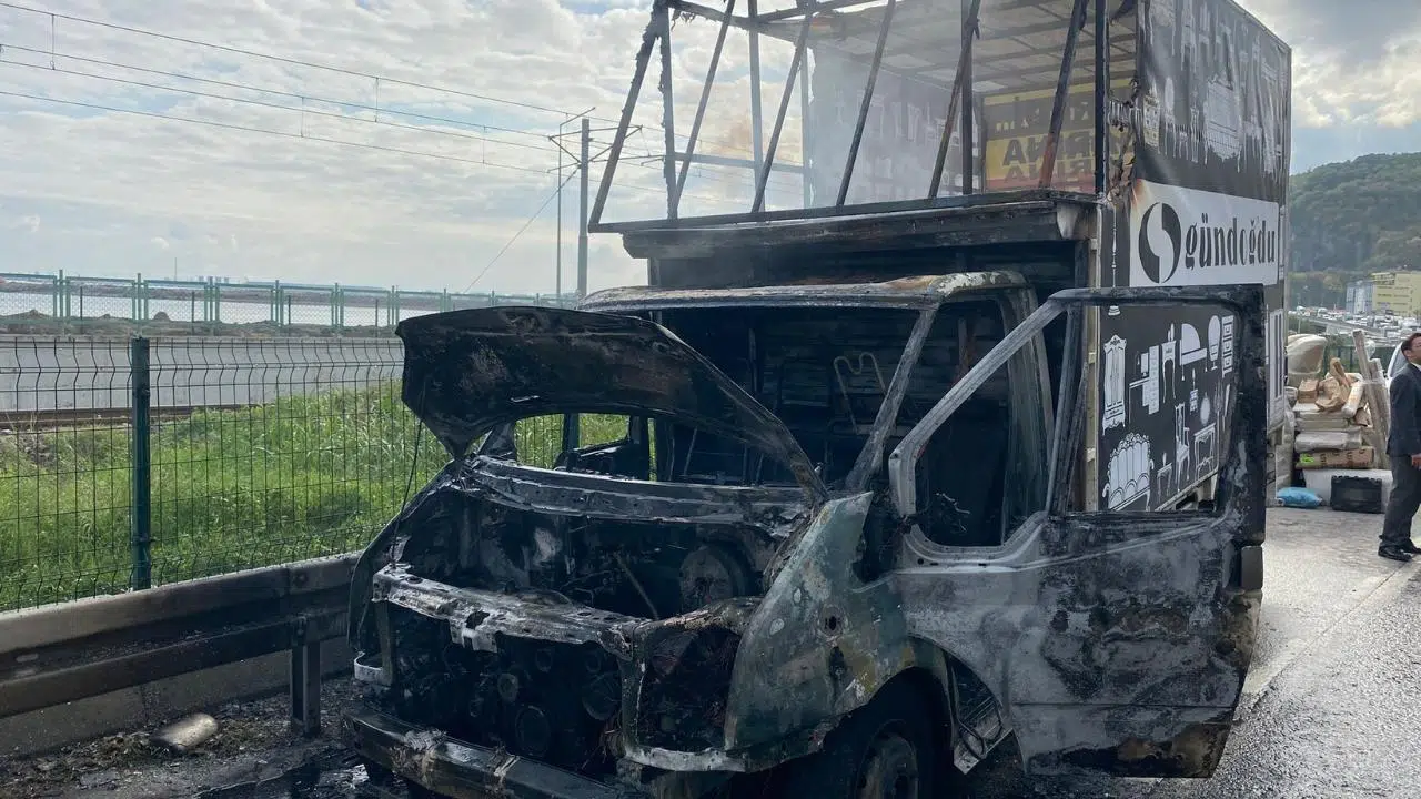 Samsun'da mobilya yüklü kamyonet yandı