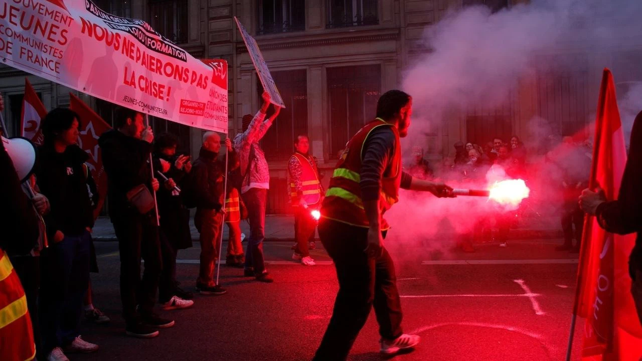 Paris'te maaş artışı talebiyle gösteri düzenlendi!