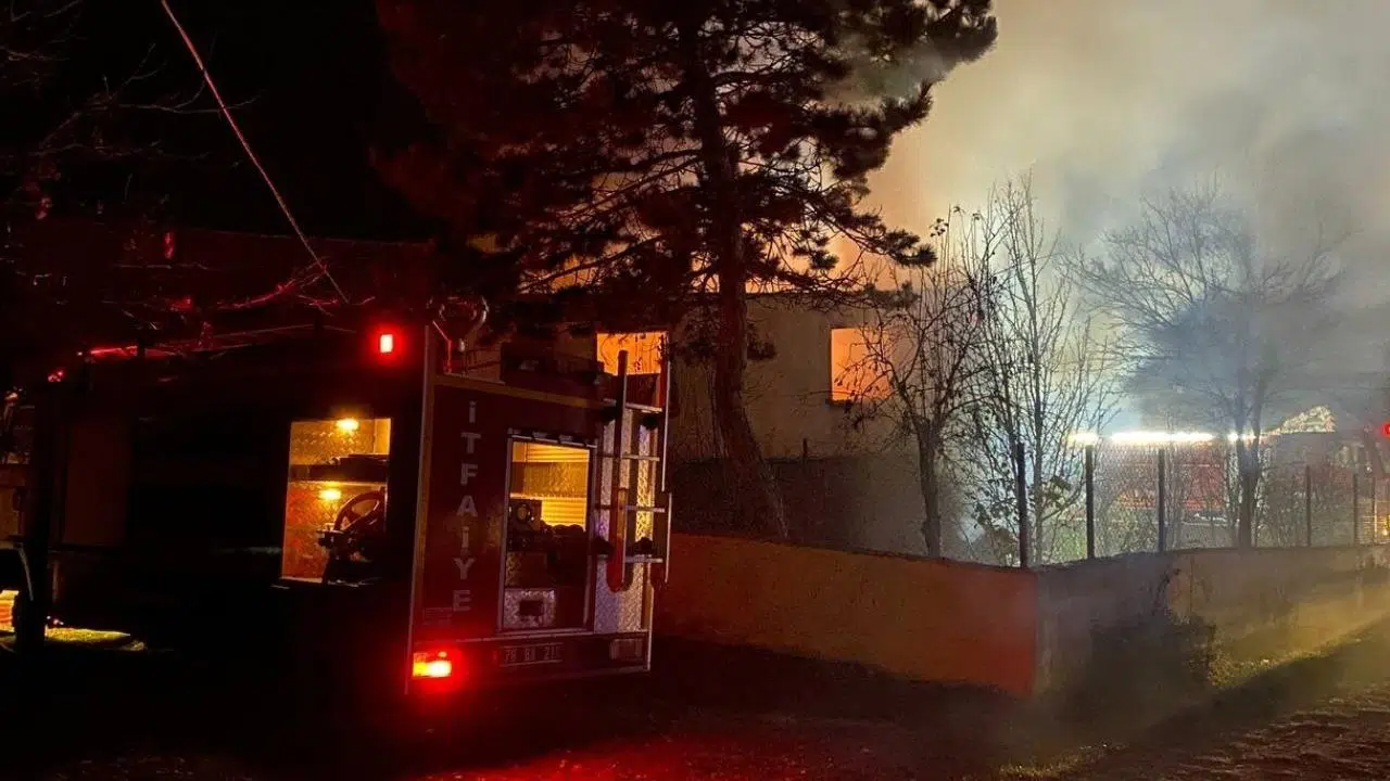 Karabük'te yangın çıkan ev kullanılamaz hale geldi