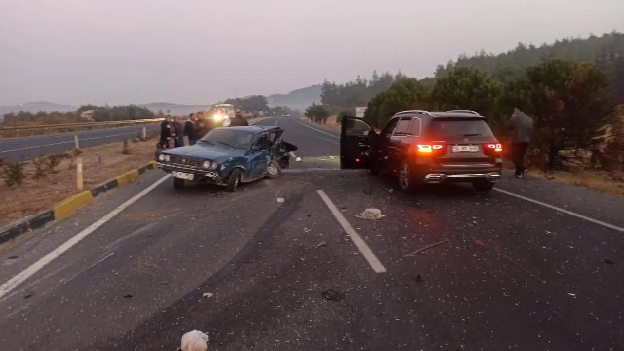 Ciple otomobil çarpıştı, 2 kişi öldü