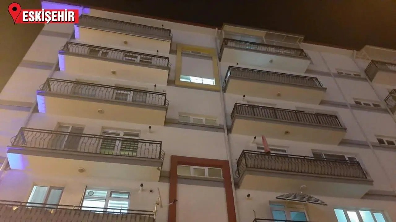 Evine girmeye çalışırken 5'inci kattan düştü, öldü