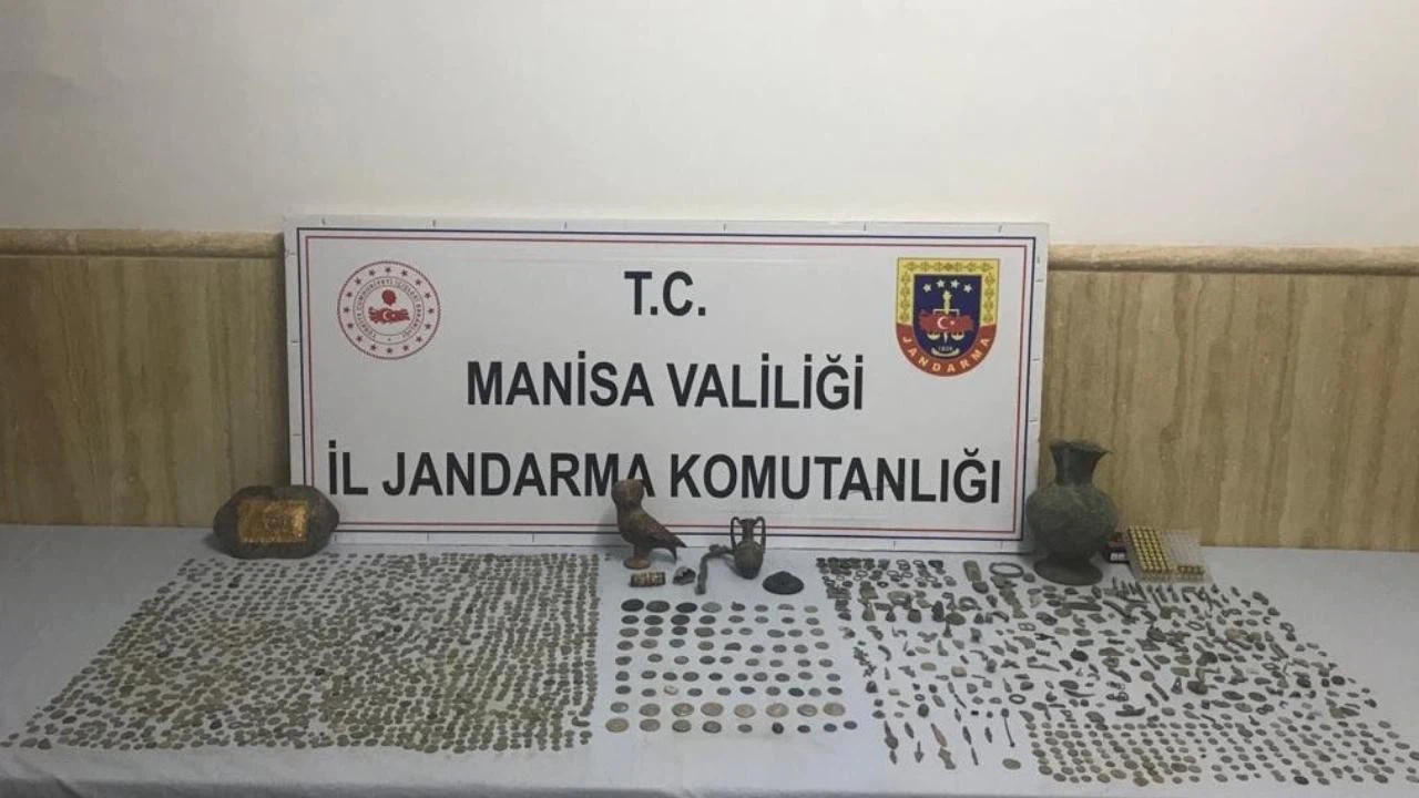 Manisa'da 2 bin 384 parça tarihi eser ele geçirildi!