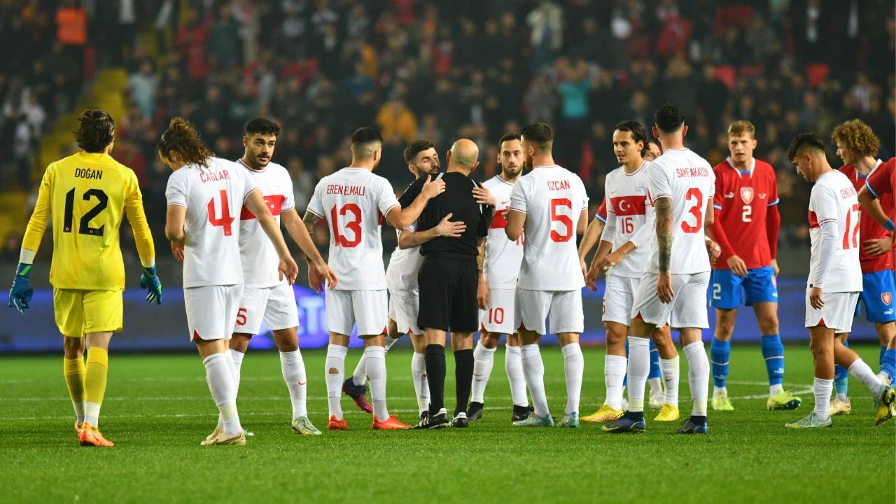 Türk Futbolundan Cüneyt Çakır geçti!