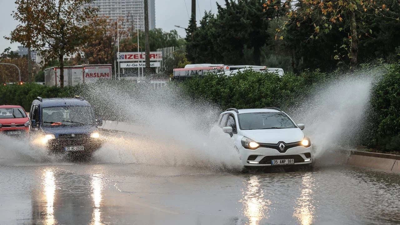 İzmir'de sağanak etkili oldu!