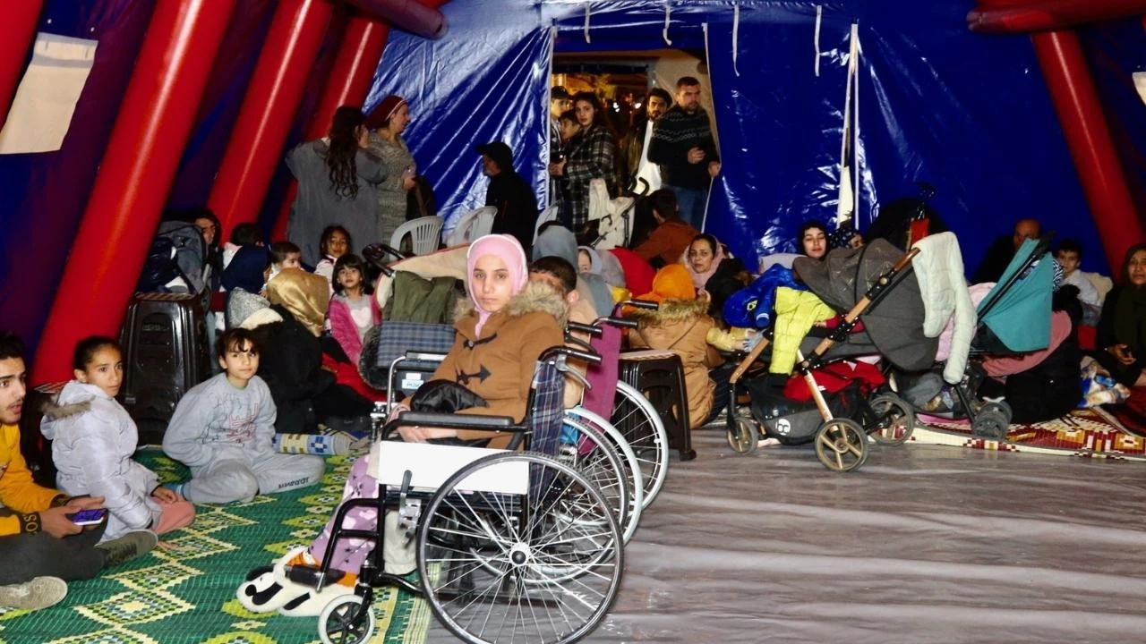 Düzce'de vatandaşların park ve bahçelerde bekleyişi sürüyor!