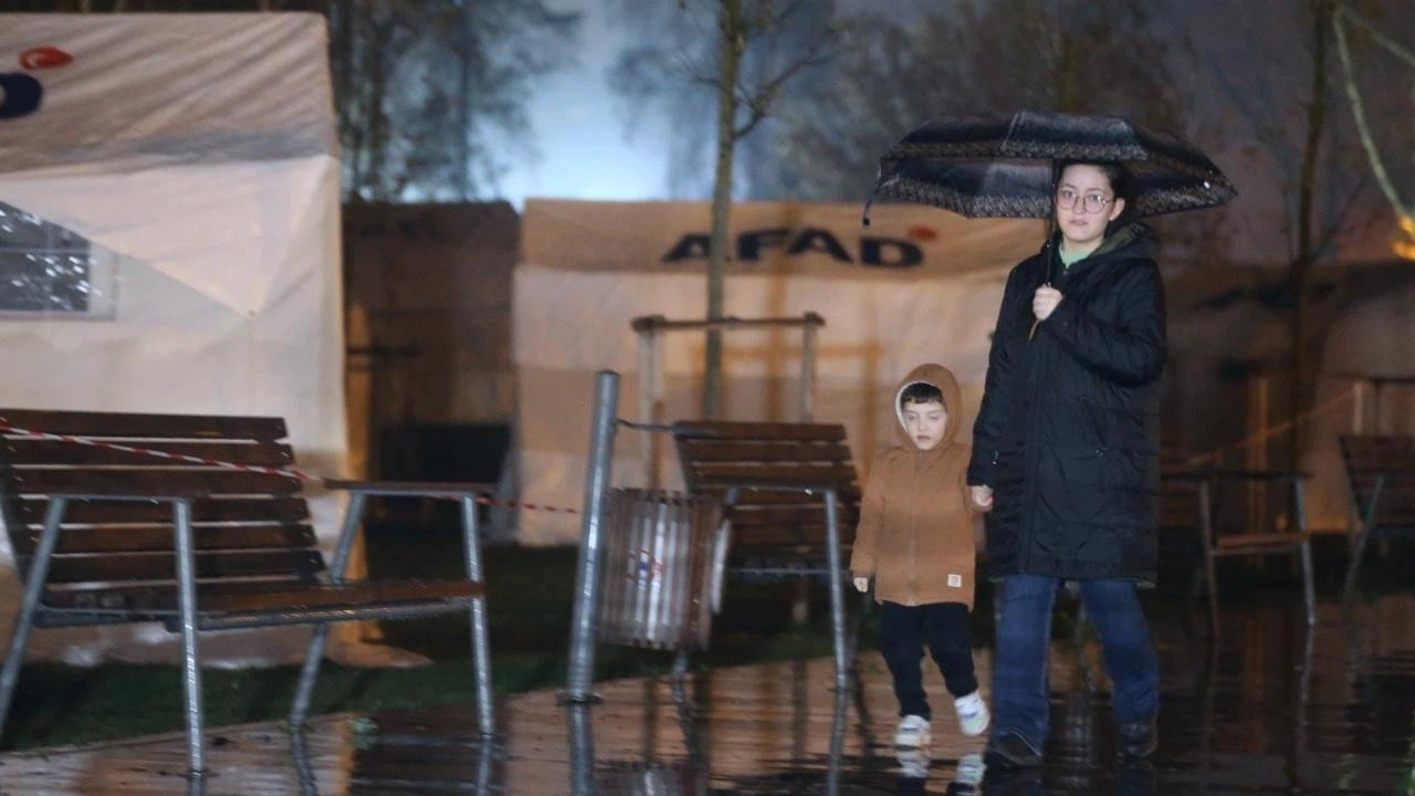 Evlerine girmeye korkan vatandaşlar çadırda konaklamaya devam ediyor