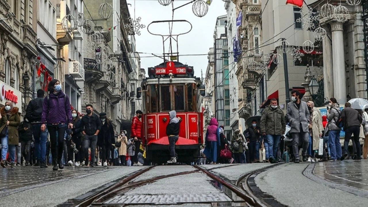 İstiklal Caddesi'nde esnafa "genel emir" bilgilendirilmesi yapıldı
