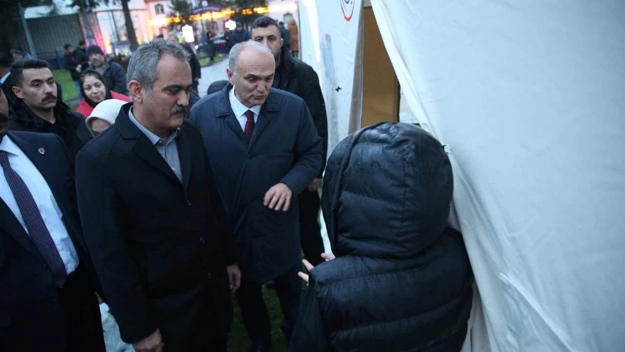 Milli Eğitim Bakanı Özer, Düzce'de depremzedeleri ziyaret etti!