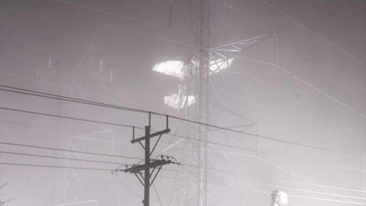 ABD'de bir uçak yüksek gerilim hattında asılı kaldı!