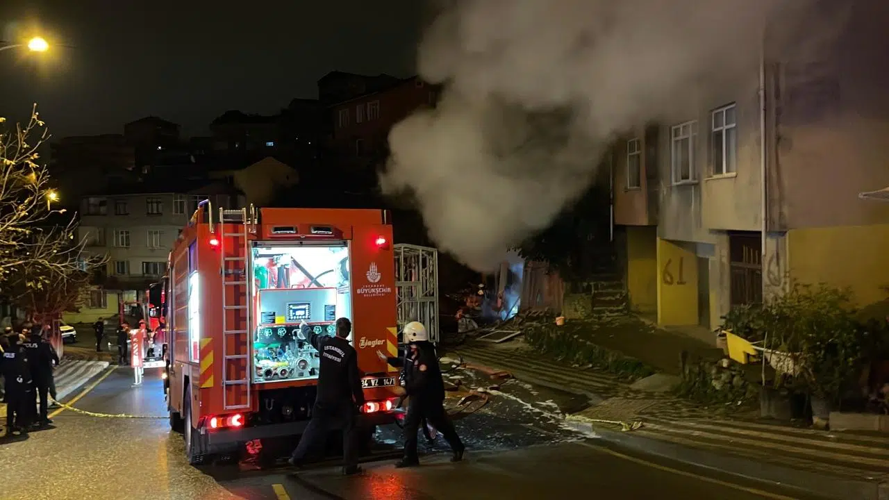 Üsküdar'da marangozhanede çıkan yangın korkuttu