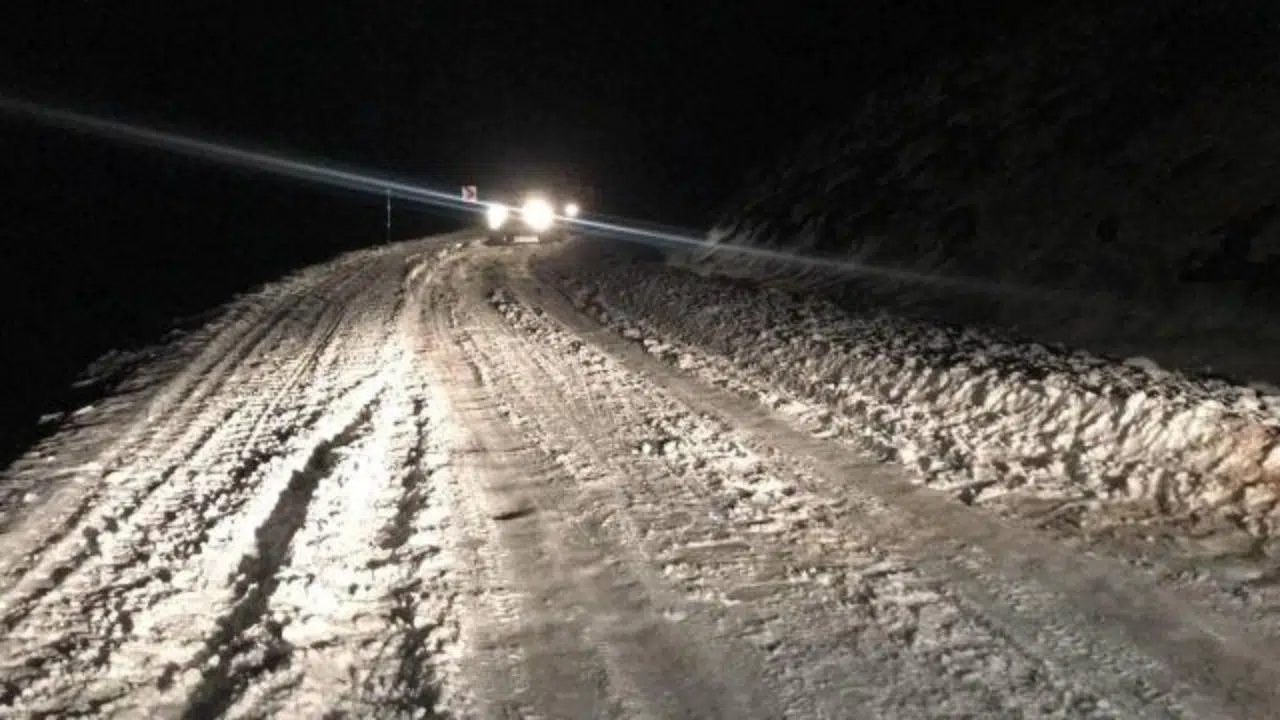 Bayburt'ta karda mahsur kalan 4 kişi kurtarıldı