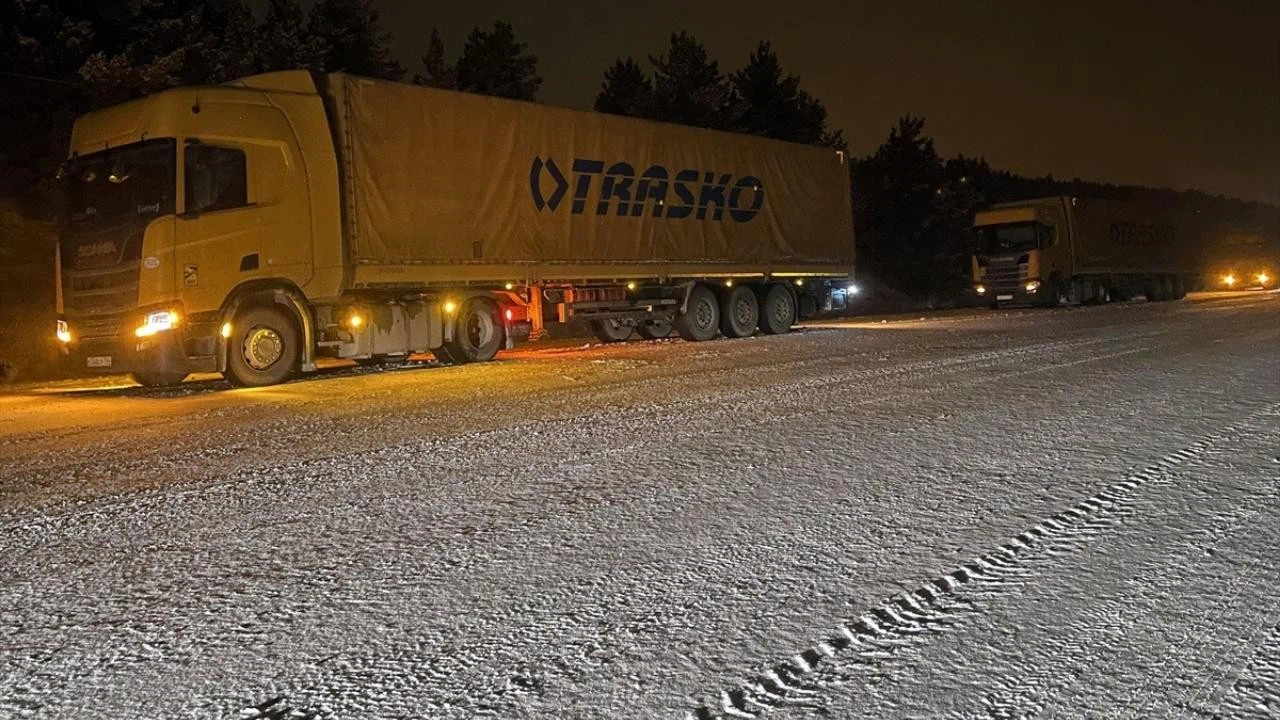 Ardahan'da bazı tırlar buzlanma nedeniyle yolda kaldı