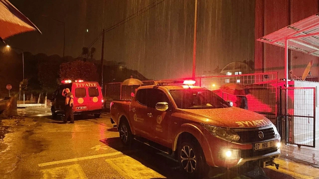 Alanya'da sağanak nedeniyle bazı ev, iş yeri ve seralar ile bir okulu su bastı
