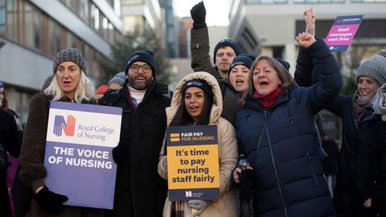 İngiltere'de hemşirelerin tarihi grevi başladı