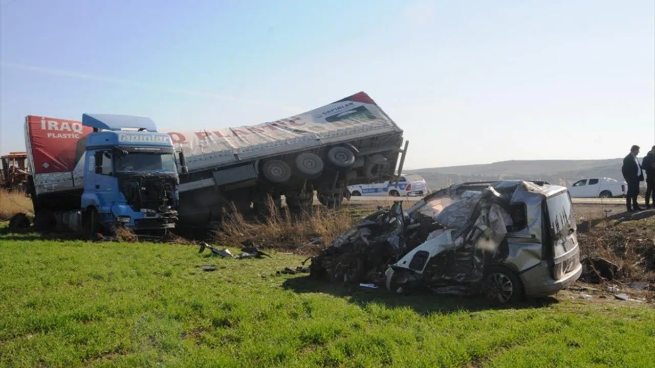 Tırla araç çarpıştı, 4 ölü 2 yaralı!