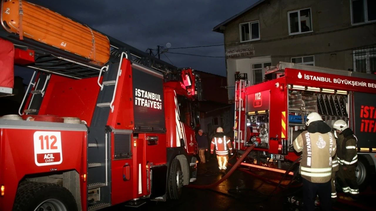 Sarıyer'de 8 binanın zarar gördüğü yangın söndürüldü