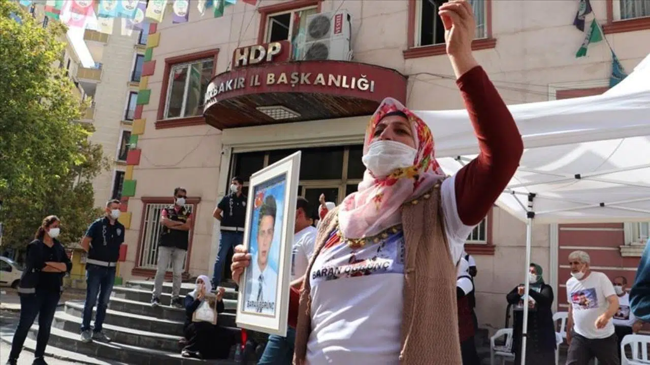 Diyarbakır annelerinin oturma eylemine bir aile daha katıldı