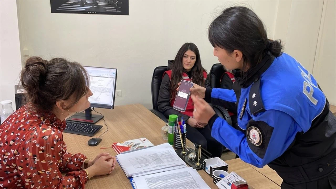 Isparta'da kadın polisler KADES'i tanıttı!