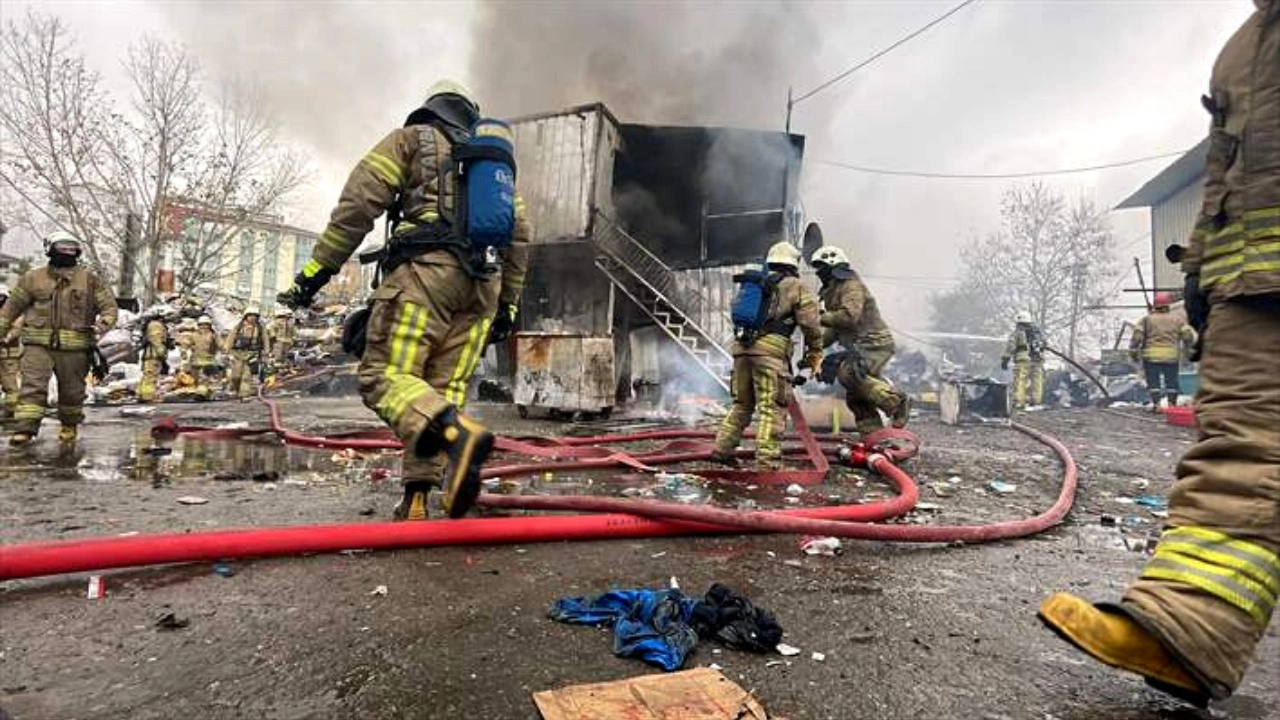 Maltepe'de geri dönüşüm deposunda yangın çıktı