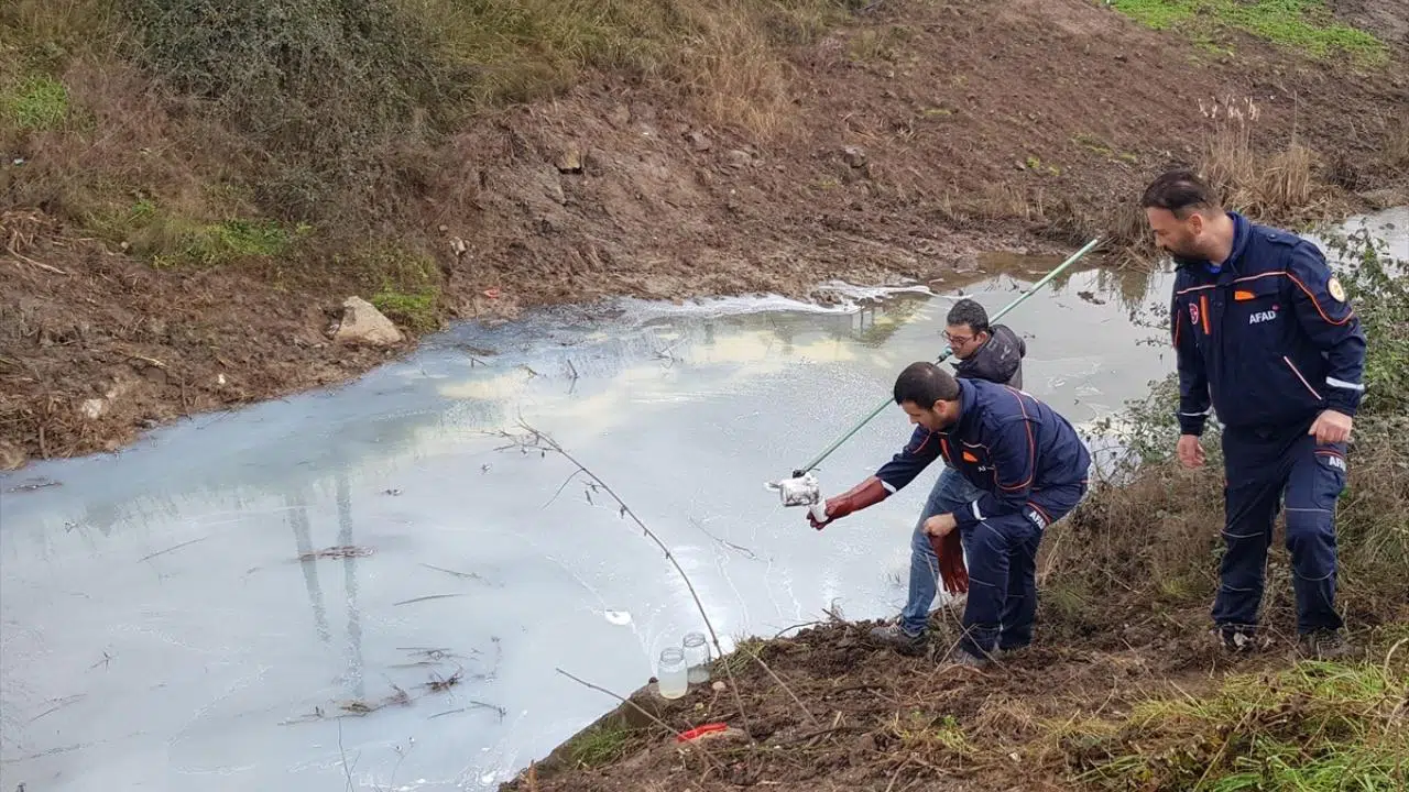 Kocaeli'de atık suların karıştığı Kiraz Deresi'nin rengi değişti