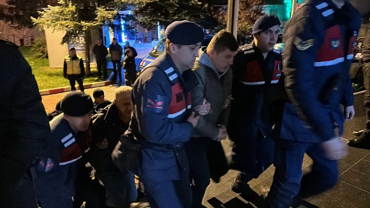 Aralarında muhtarlarında olduğu kereste hırsızları yakalandı!