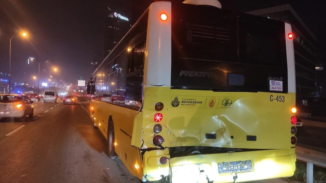 Maltepe'de servis minibüsü İETT otobüsüne çarptı, 7 kişi yaralandı
