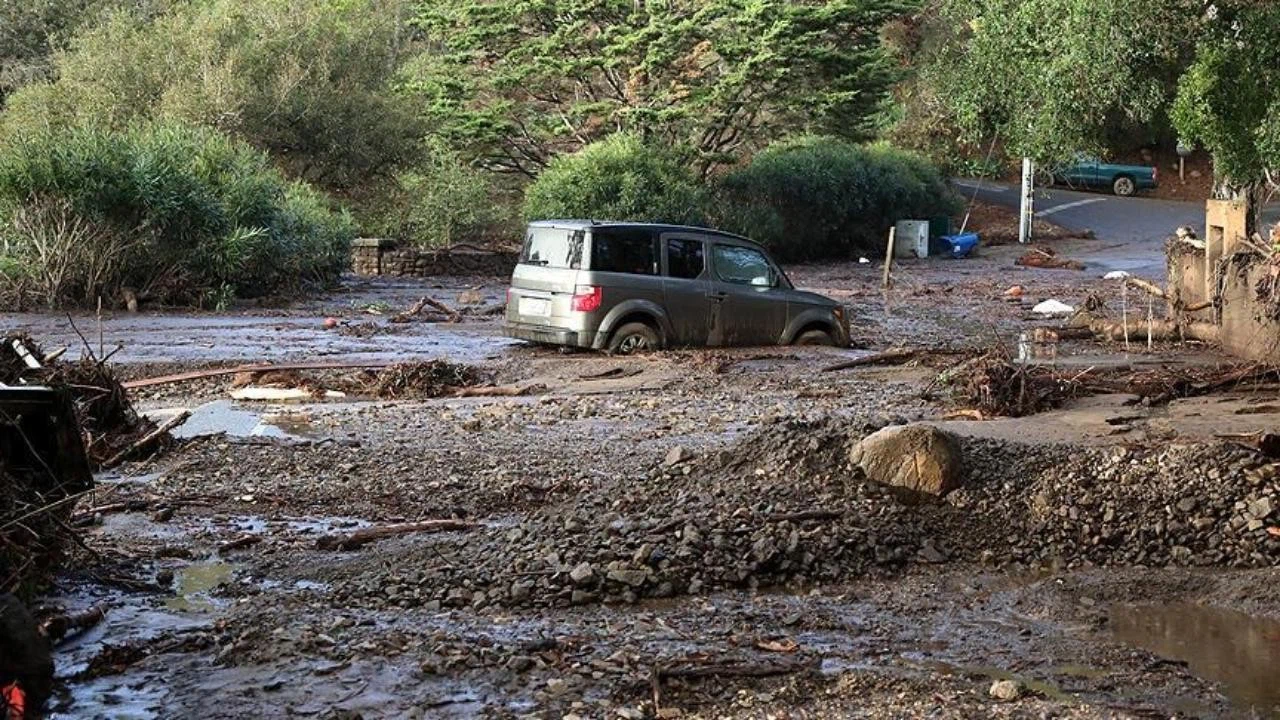 ABD'nin California eyaleti yeni yıla deprem ve selle girdi